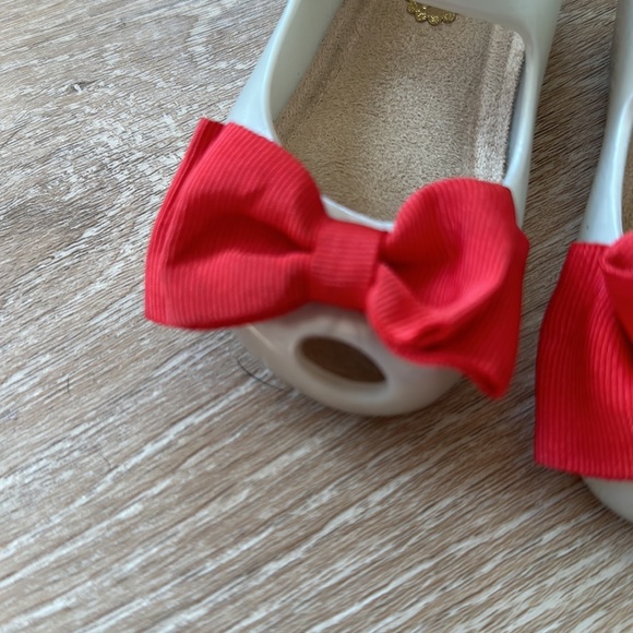 Mini Melissa with red bow size 5 - Picture 2 of 6